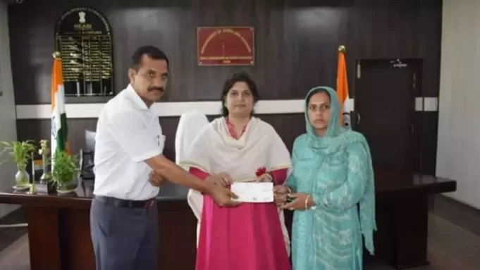 DC Reasi presents the relatives of the accident victim with a monetary donation