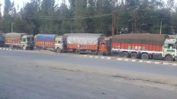 Jammu - Srinagar National Highway : After suspension of NHW-44 for 2 days, traffic shall be allowed smoothly both sides today
