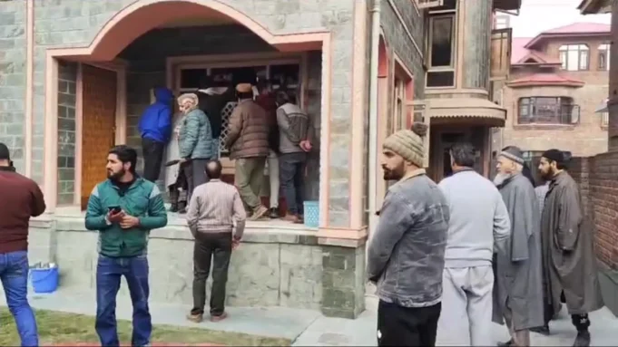 At Srinagar, a gas cylinder explosion claims the life of a 75-year-old lady and injures three others