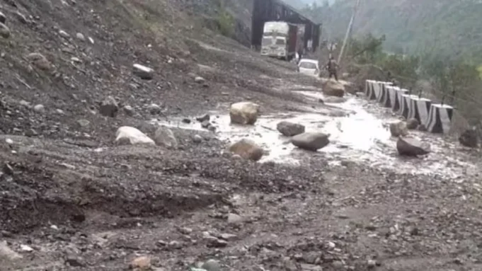 Jammu Srinagar National Highway blocked at many places