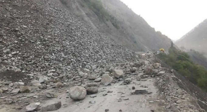 Shot stones at Kishtwari Pather disrupted Jammu-Srinagar NHW traffic